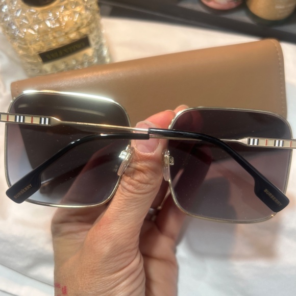 Burberry sunglasses - Picture 4 of 5